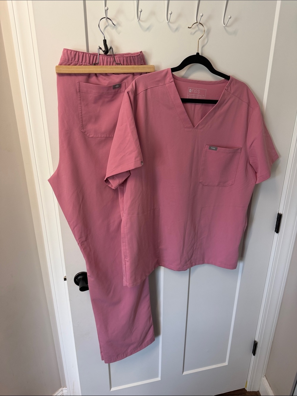 Figs Women’s Dusty Rose V-Neck Scrub Top & Pants
